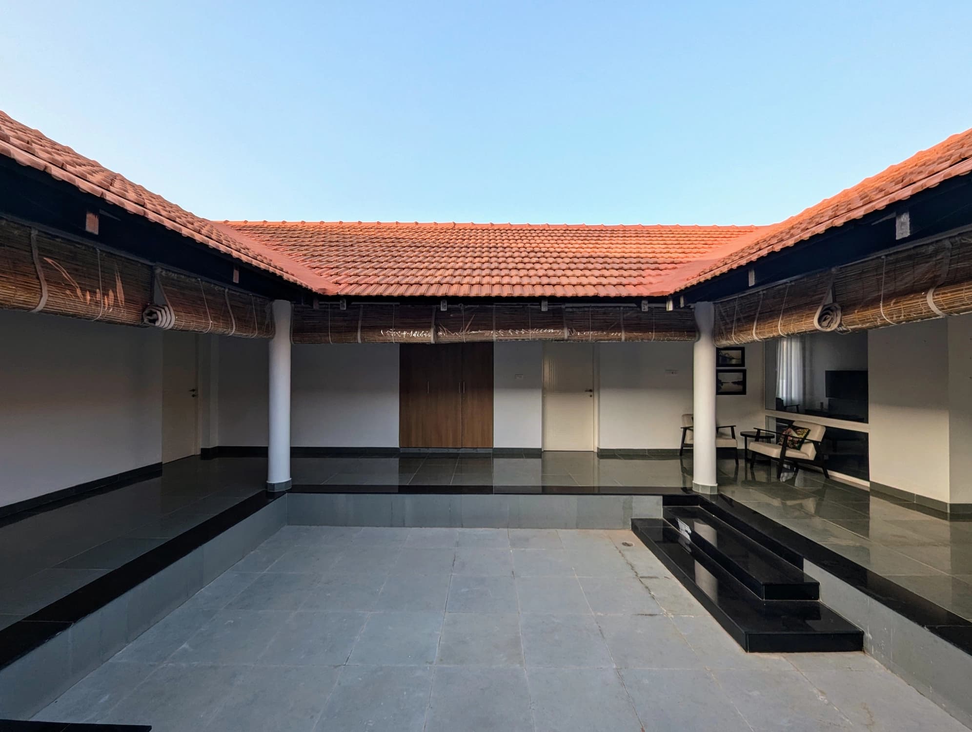 xl_5. Entrance to Bedrooms