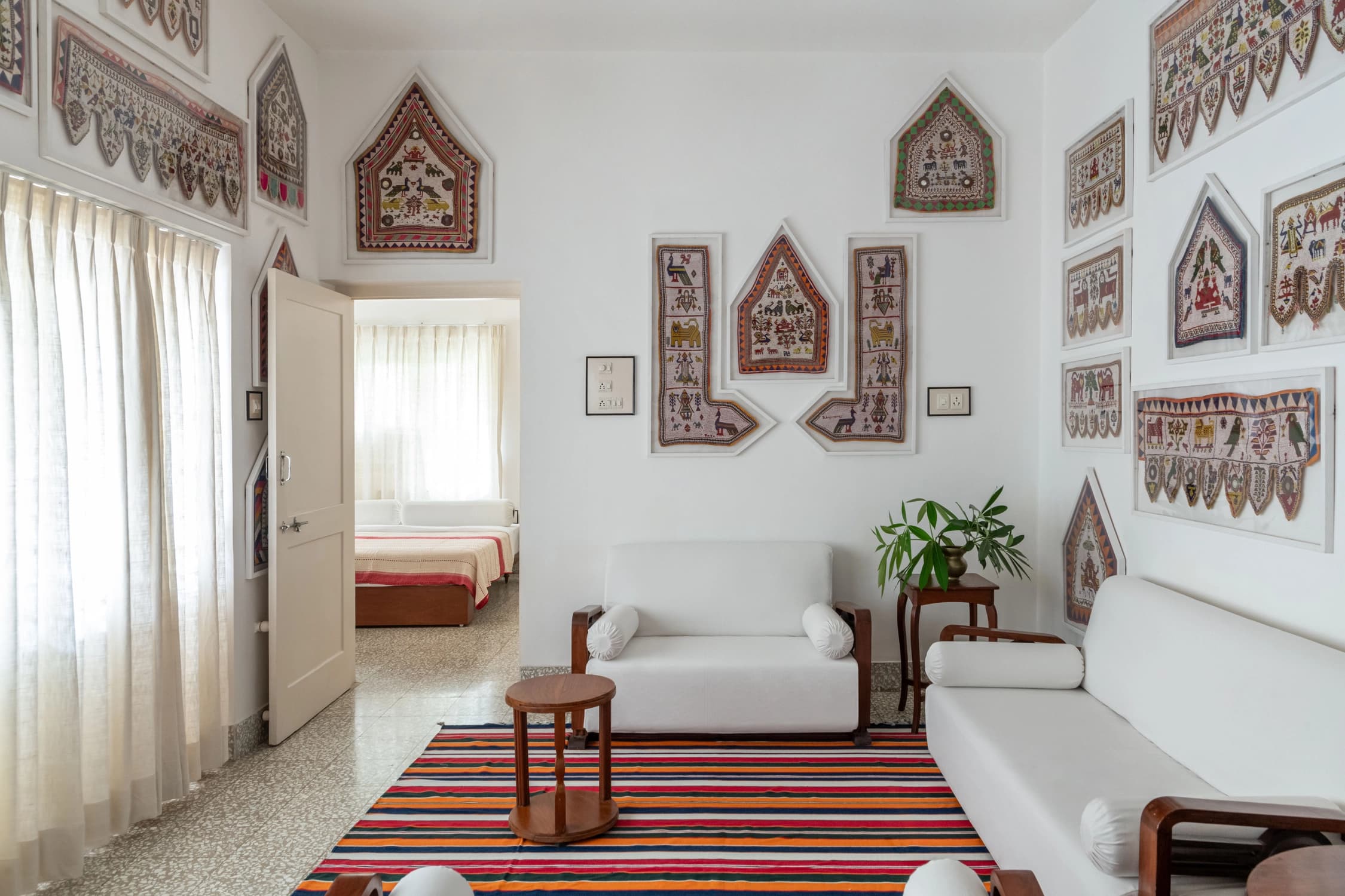 xl_Moti Lounge to the Safed Room